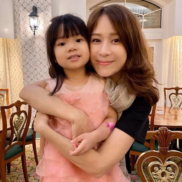 46歲香港知名女星近照美艷動人!復出做網紅,被傳遭富商丈夫家暴