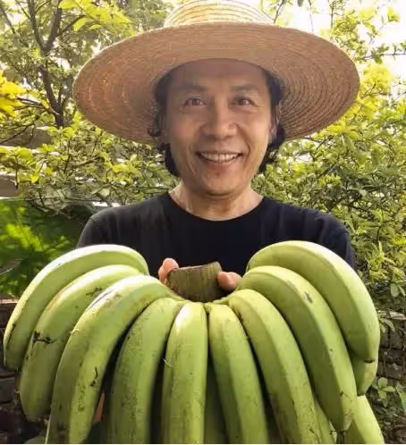 鳳梨農「火寮一哥」許傑輝公寓頂樓「打造50坪農田」樂享田園生活，結婚10週年公開「不生小孩原因」：嬌妻相伴才是幸福