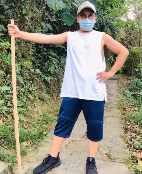 鳳梨農「火寮一哥」許傑輝公寓頂樓「打造50坪農田」樂享田園生活，結婚10週年公開「不生小孩原因」：嬌妻相伴才是幸福