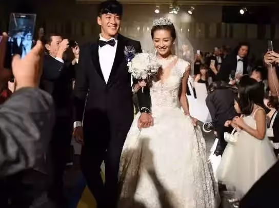 當年的「步驚雲」大變樣!46歲何潤東露臉,1.86米顯得格外引人注目,只是形象頗為喜感