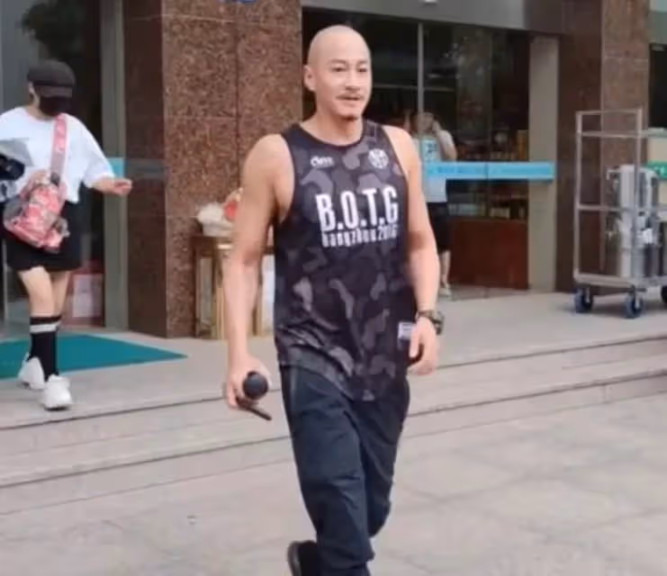 當年的「步驚雲」大變樣!46歲何潤東露臉,1.86米顯得格外引人注目,只是形象頗為喜感