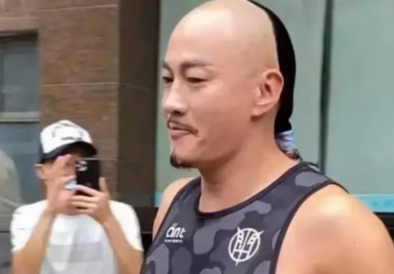 當年的「步驚雲」大變樣!46歲何潤東露臉,1.86米顯得格外引人注目,只是形象頗為喜感