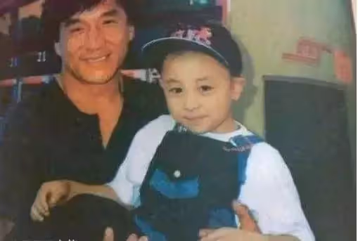 被身家億萬的親爹吸血多年,32歲無人問津的釋小龍,到底做錯了什麼?