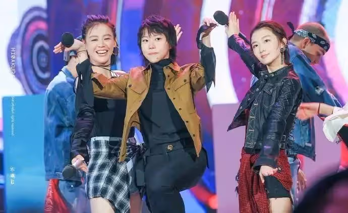 王菲女兒竇靖童不再叛逆,罕見留長髮穿短褲,終於相信是王菲生的!