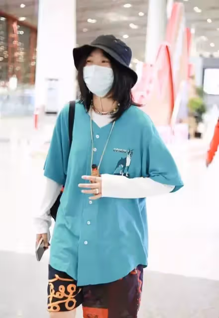王菲女兒竇靖童不再叛逆,罕見留長髮穿短褲,終於相信是王菲生的!