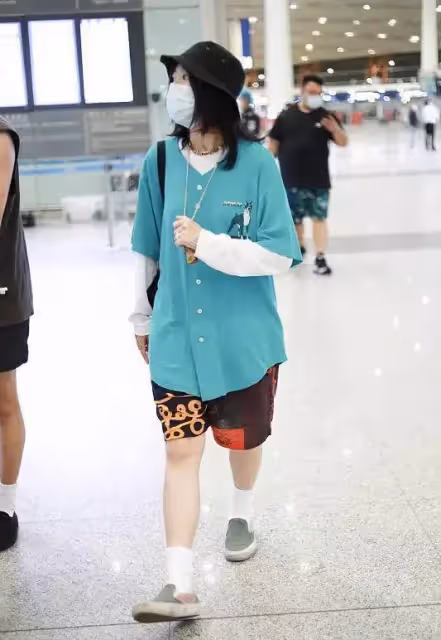 王菲女兒竇靖童不再叛逆,罕見留長髮穿短褲,終於相信是王菲生的!