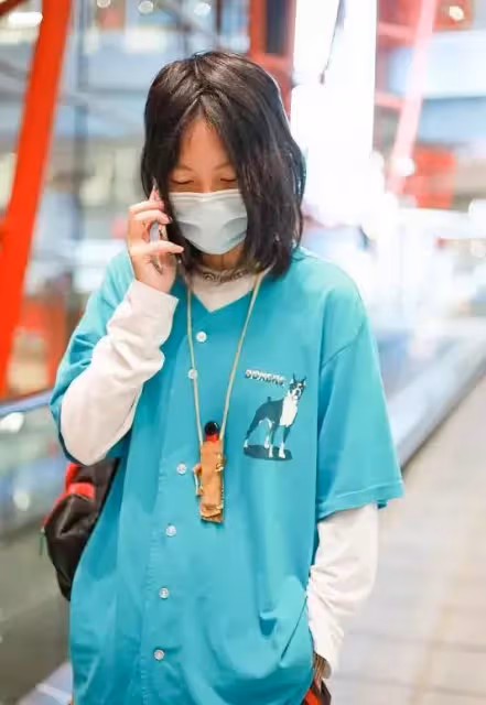 王菲女兒竇靖童不再叛逆,罕見留長髮穿短褲,終於相信是王菲生的!