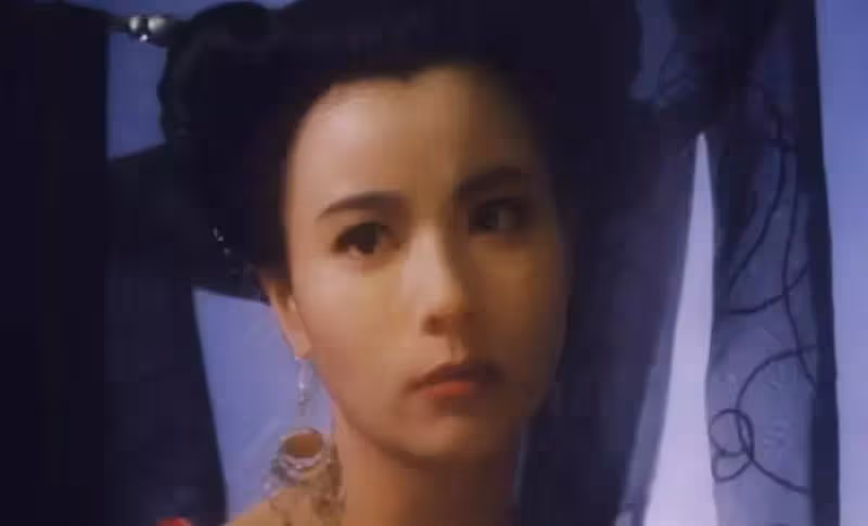 「電眼美人」李美鳳近照曝光，她曾顏值擊敗邱淑貞，劉德華都看呆，網友：一雙電眼太迷人