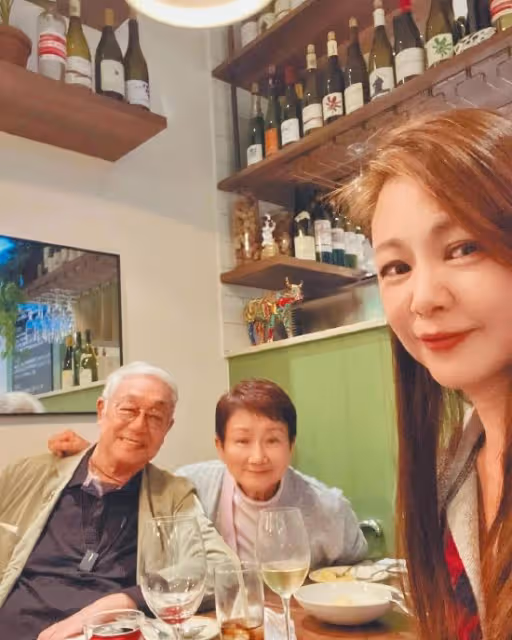 王馨平三姐妹淚送父親王羽　透露舅舅曾江身後事安排