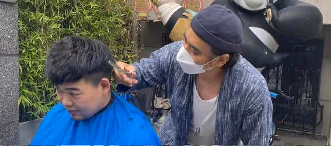 演員陳龍托尼技能,連續5天為上海鄰居營業,獲送物資得好評