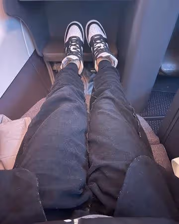 DJ Soda被趕下飛機「門口脫褲求情」!遭侮辱過程曝光⋯網爆氣