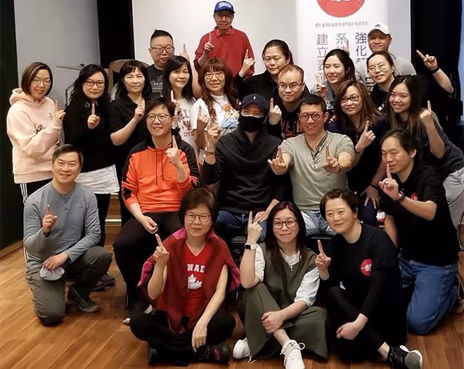 一眾TVB藝人移民國外後聚會,林嘉華攜妻秀恩愛,黃鳳瓊低調離婚