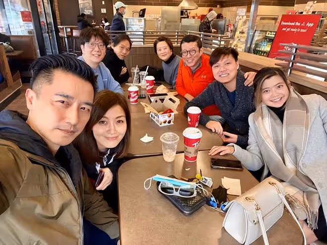 一眾TVB藝人移民國外後聚會,林嘉華攜妻秀恩愛,黃鳳瓊低調離婚