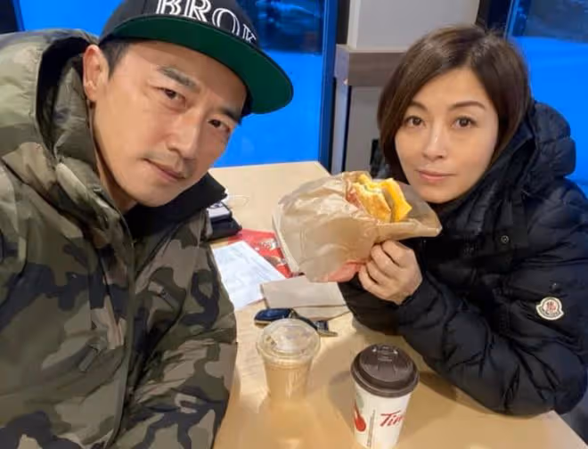 一眾TVB藝人移民國外後聚會,林嘉華攜妻秀恩愛,黃鳳瓊低調離婚
