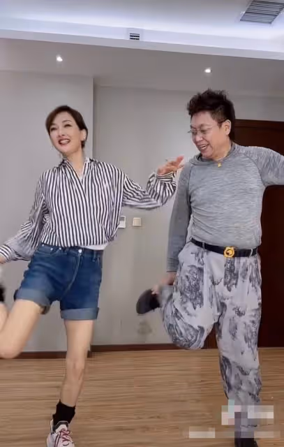 48歲牛莉曬跳舞視頻,穿短褲露白皙美腿,王為念全程緊盯引吐槽