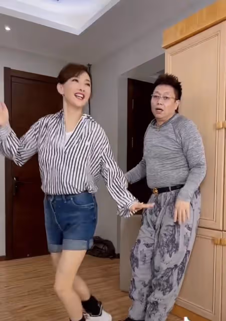 48歲牛莉曬跳舞視頻,穿短褲露白皙美腿,王為念全程緊盯引吐槽
