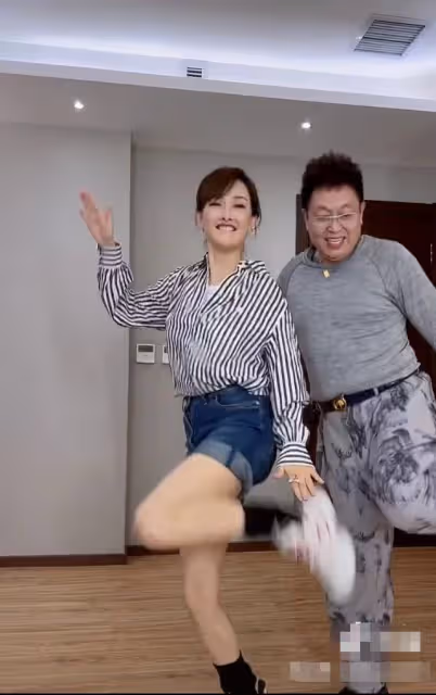 48歲牛莉曬跳舞視頻,穿短褲露白皙美腿,王為念全程緊盯引吐槽