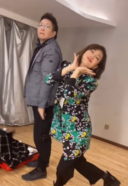 48歲牛莉曬跳舞視頻，穿短褲露白皙美腿，王為念全程緊盯引吐槽