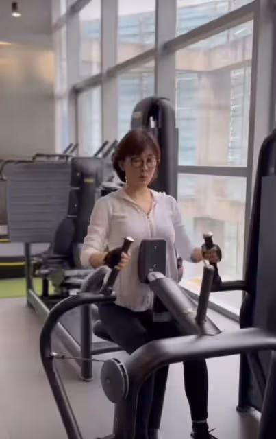 48歲牛莉曬跳舞視頻，穿短褲露白皙美腿，王為念全程緊盯引吐槽