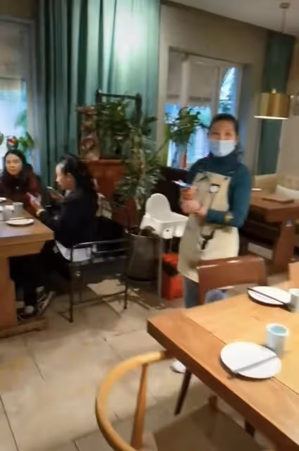 55歲付笛聲請一桌異性吃飯,不願多掏錢專找便宜地,放話不請男性