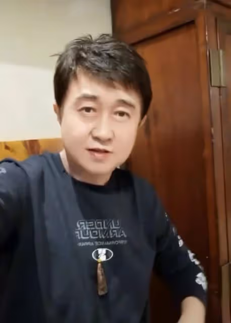 55歲付笛聲請一桌異性吃飯,不願多掏錢專找便宜地,放話不請男性