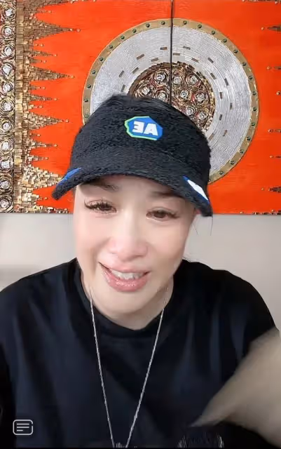 51歲鍾麗緹直播崩潰痛哭,模仿劉畊宏跳操被批,直言活得太累