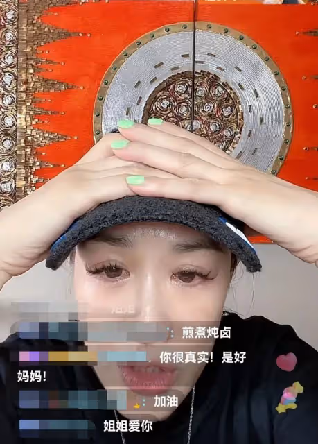51歲鍾麗緹直播崩潰痛哭,模仿劉畊宏跳操被批,直言活得太累
