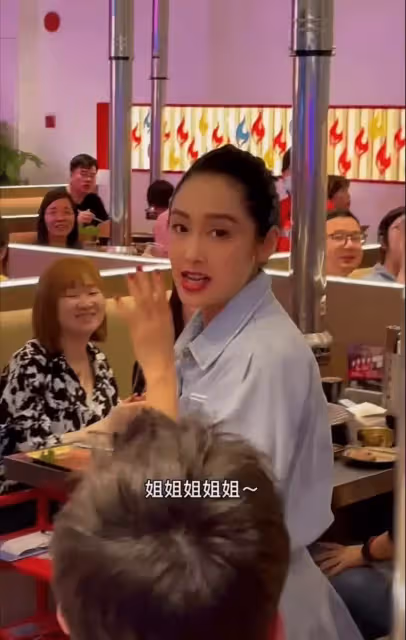 50歲朱茵近照曝光，黑色裙子緊身裙凸顯身材，網友：發福了變化好大