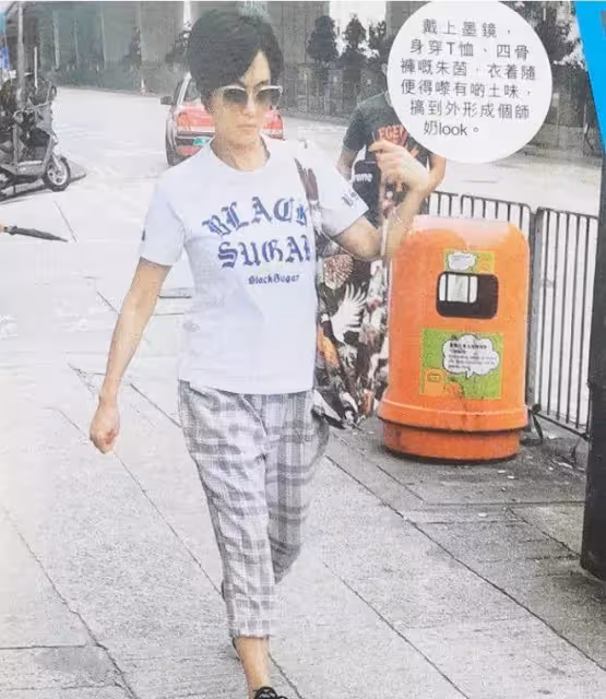 50歲朱茵近照曝光，黑色裙子緊身裙凸顯身材，網友：發福了變化好大