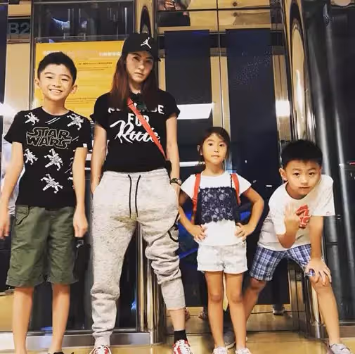 生父是帥哥？張柏芝帶小兒子出遊「意外曝超Q萌正臉」濃眉大眼「呆望哥哥玩耍」網讚：顏值好高