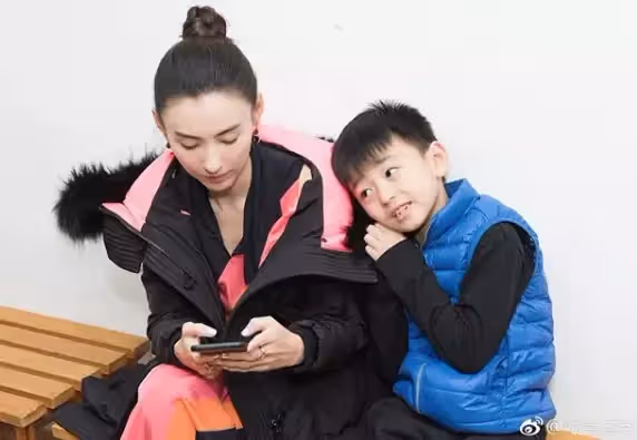 生父是帥哥？張柏芝帶小兒子出遊「意外曝超Q萌正臉」濃眉大眼「呆望哥哥玩耍」網讚：顏值好高