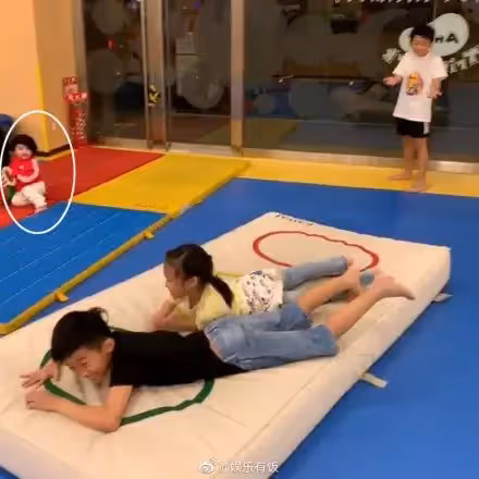 生父是帥哥？張柏芝帶小兒子出遊「意外曝超Q萌正臉」濃眉大眼「呆望哥哥玩耍」網讚：顏值好高