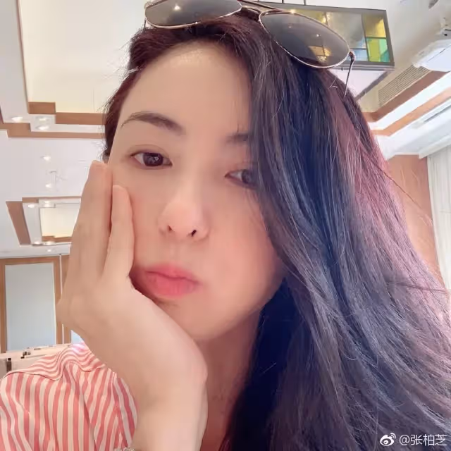 生父是帥哥？張柏芝帶小兒子出遊「意外曝超Q萌正臉」濃眉大眼「呆望哥哥玩耍」網讚：顏值好高