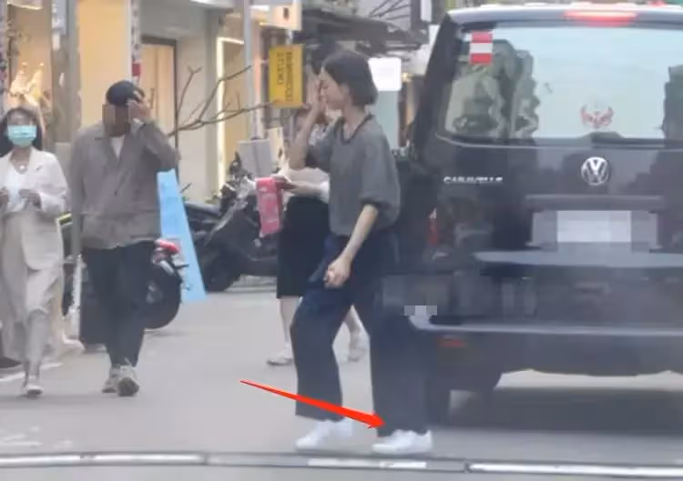 張鈞甯素顏現身被拍太嚇人,臉色蠟黃雙眼無神,大長腿撐不滿褲管,瘦成皮包骨, 網:臉還沒有脖子寬