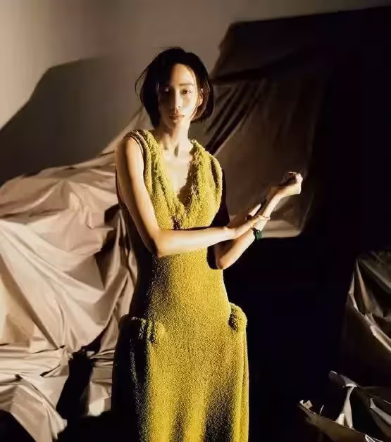 張鈞甯素顏現身被拍太嚇人,臉色蠟黃雙眼無神,大長腿撐不滿褲管,瘦成皮包骨, 網:臉還沒有脖子寬
