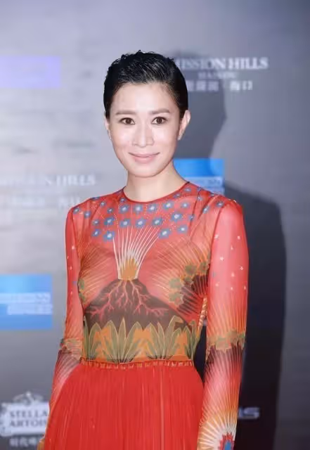 佘詩曼被造型師毀了,身穿大紅色孔雀印花裙亮相,顯胖又顯老,網:氣質高級也拯救不了!