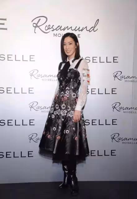 佘詩曼被造型師毀了,身穿大紅色孔雀印花裙亮相,顯胖又顯老,網:氣質高級也拯救不了!