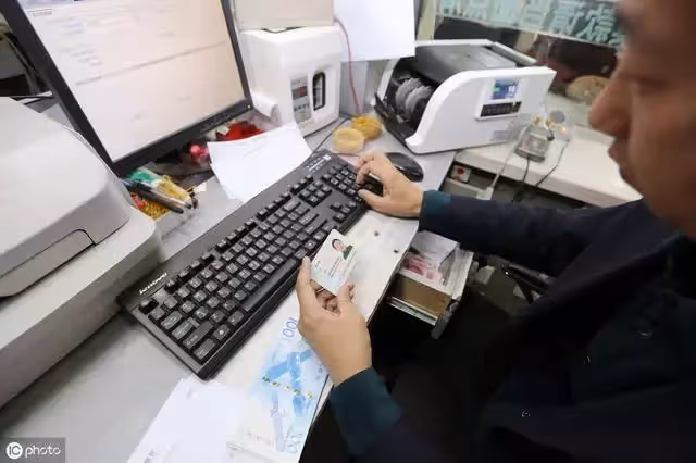 老父走後留下50萬存款！銀行人員卻要「本人來取」 兒子施妙計「銀行人員慌了」連忙道歉給錢