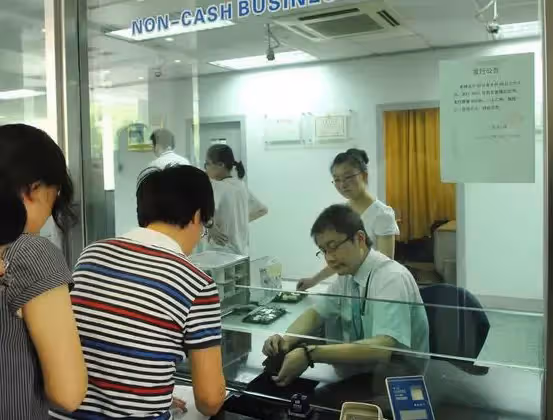 老父走後留下50萬存款！銀行人員卻要「本人來取」 兒子施妙計「銀行人員慌了」連忙道歉給錢