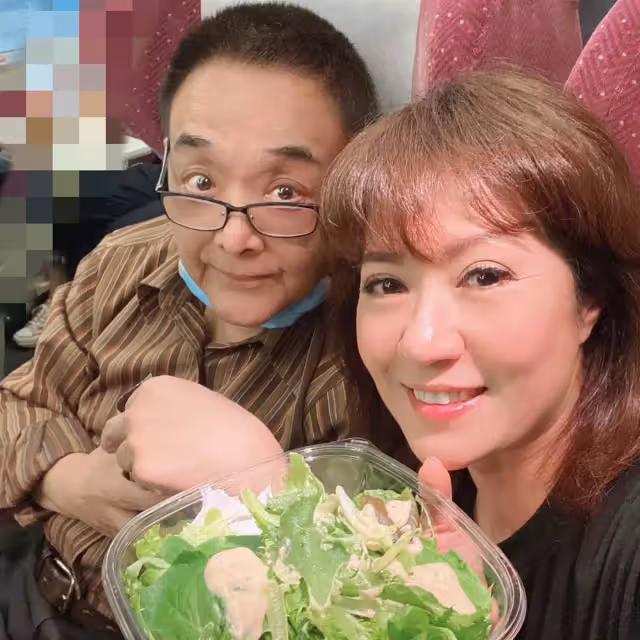 64歲小亮哥主動請辭18年節目，霸氣拋20萬月收嘆「老闆小動作很多」小13歲愛妻力挺：有更高收入工作，擔心癡呆一直陪伴