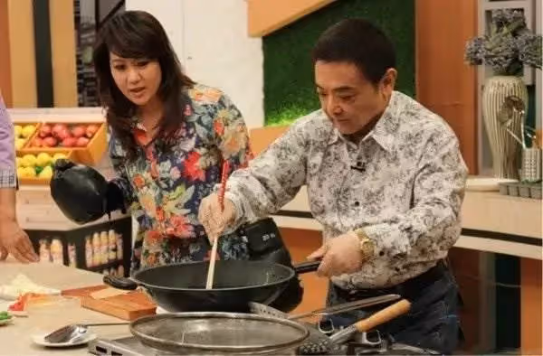 64歲小亮哥主動請辭18年節目,霸氣拋20萬月收嘆「老闆小動作很多」小13歲愛妻力挺:有更高收入工作,擔心癡呆一直陪伴