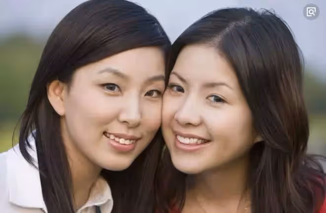 妹妹每次去姐姐家，都說姐夫床底有人，姐姐好奇撩起床墊，當場傻住.