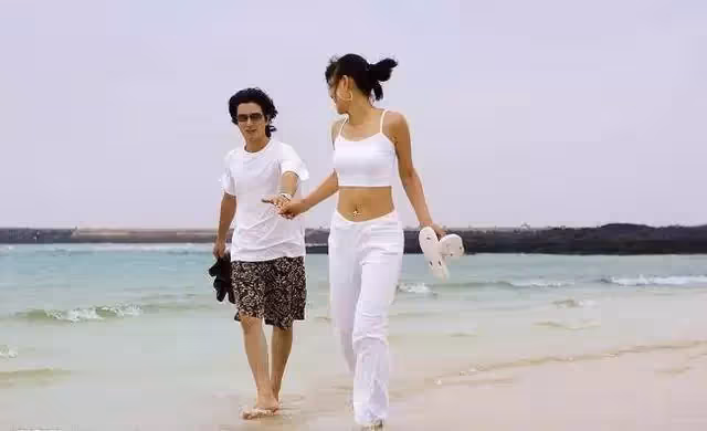 妹妹每次去姐姐家，都說姐夫床底有人，姐姐好奇撩起床墊，當場傻住.