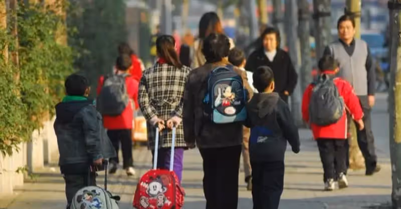 兒媳生二胎請老人去幫忙，老人非但不去還扇了兒子一巴掌