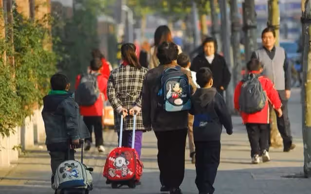 兒媳生二胎請老人去幫忙，老人非但不去還扇了兒子一巴掌