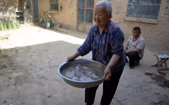 兒媳生二胎請老人去幫忙，老人非但不去還扇了兒子一巴掌