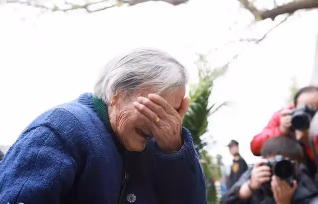 兒媳生二胎請老人去幫忙，老人非但不去還扇了兒子一巴掌