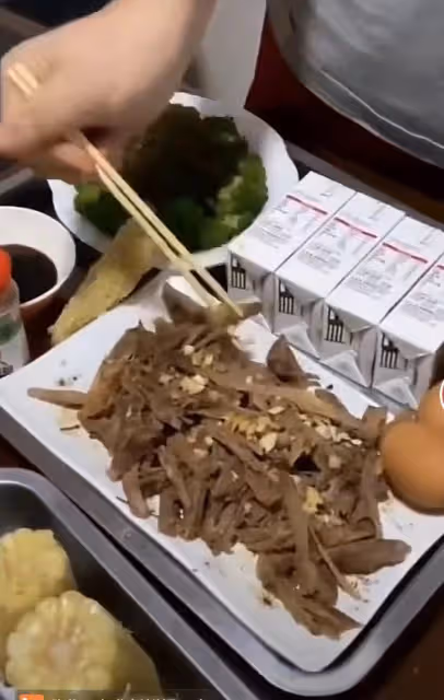 趙本山兒子近況曝光，為事業狂吃減脂餐，一人喝4瓶奶吃8個雞蛋