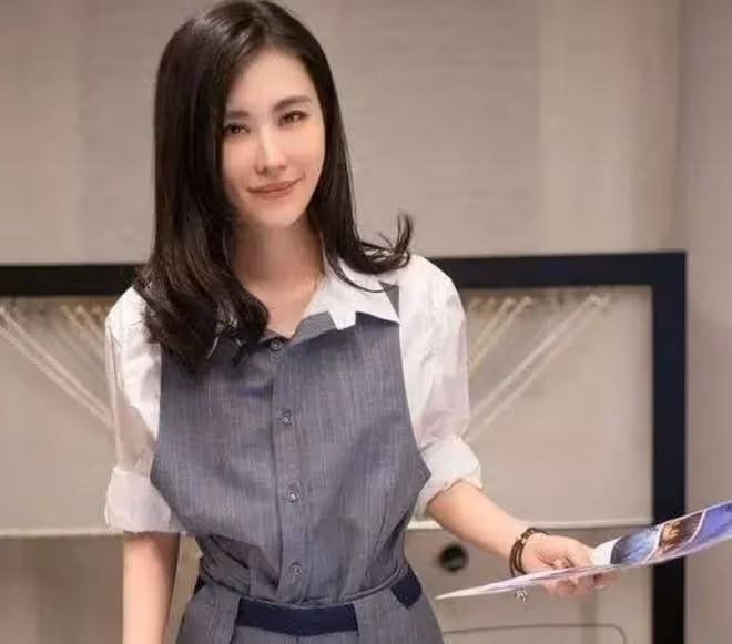 41歲田朴珺宣傳新書,身材管理得當,歲月並未在她身上留下痕跡