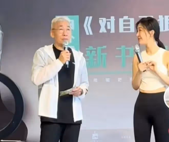 41歲田朴珺宣傳新書,身材管理得當,歲月並未在她身上留下痕跡